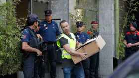 Agentes de policía sacando documentación de las oficinas del restaurante Yubari de Barcelona / EFE