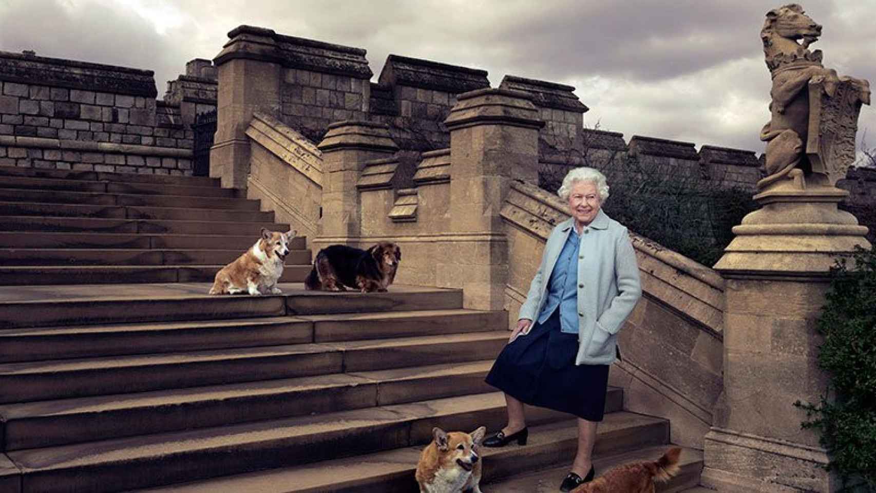 La reina Isabel II fotografiada junto a sus perros.