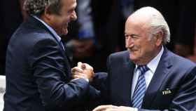 Michel Platini (I) y Joseph Blatter han sido suspendidos por el comité de ética de la FIFA de sus respectivos cargos.