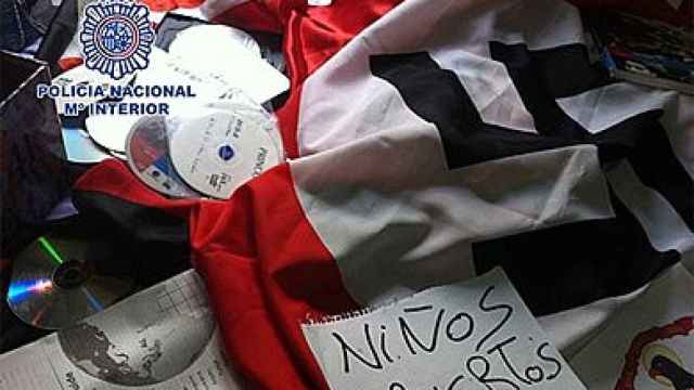 Banderas y objetos obtenidos en la casa del detenido, acusado de tumbar varias webs de información