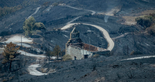 Vista de la iglesia de Nuestra Señora de la Asunción, en el municipio de O Barrio, en Ourense, calcinada por las llamas, este jueves - EFE/ Brais Lorenzo