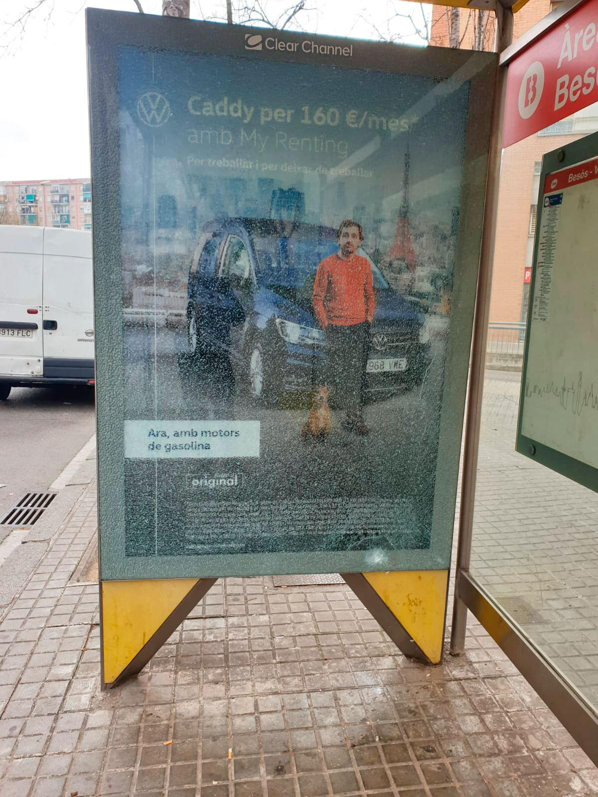 Una parada del autobús H12 de Barcelona, tiroteada / CG