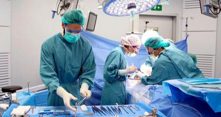 Un cirujano prepara el instrumental para un trasplante / EFE