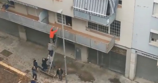 Vecinos tratan de desalojar a okupas en otro caso de Terrassa