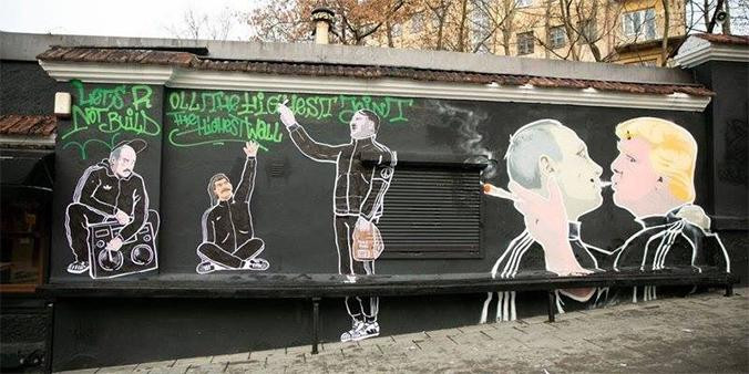 Grafiti de Putin y Trump besándose en Vilnius / FRANAK VIACORKA - TWITTER
