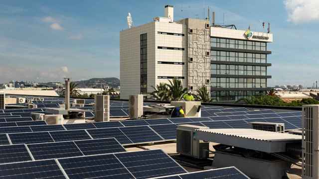 Placas de fotovoltaica ya instalada en Mercabarna / MERCABARNA