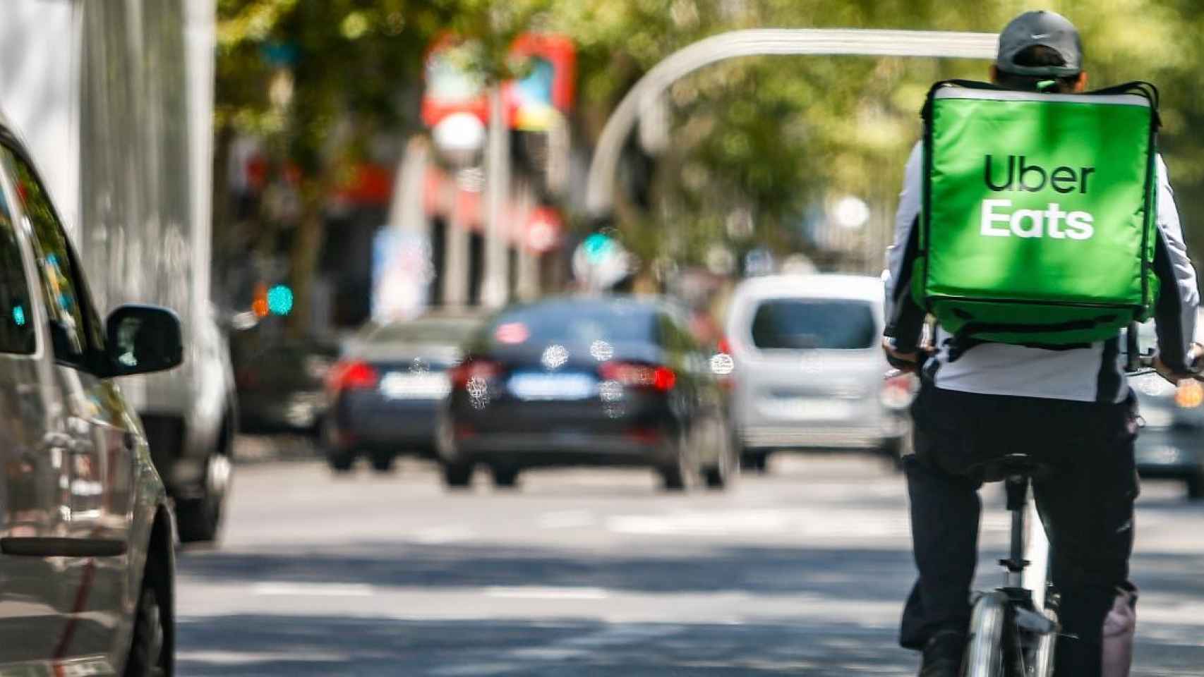 Un 'rider' de la compañía Uber Eats circula con su bicicleta por una calle de Madrid / EP
