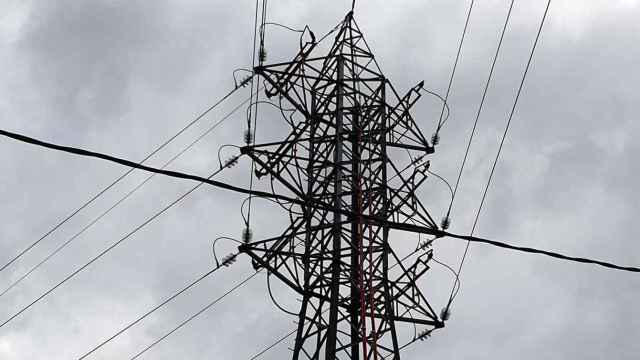 Una torre eléctrica de la red de distribución de energía / EP