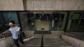 Una mujer sale de una oficina de Bankia / EP