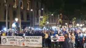 Trabajadores protestan contra el cierre de las plantas de Nissan en una marcha nocturna en Barcelona / @ccoonissan (TWITTER)