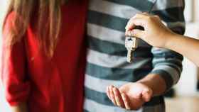Una pareja recibe las llaves de su nueva casa después de que el banco les haya aprobado la hipoteca / EP