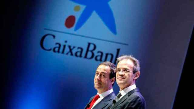 Jordi Gual (d), presidente de Caixabank, y Gonzalo Gortázar (i), consejero delegado del banco, en la primera junta de accionistas celebrada en Valencia / EFE