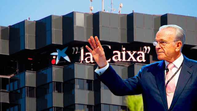 Isidro Fainé y el edicifio central de CaixaBank en la avenida Diagonal de Barcelona / EFE