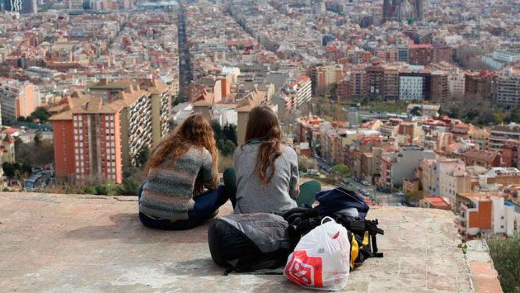 Dos excursionistas, en los búnkeres del Carmelo de Barcelona / CG