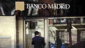 Un cliente retira efectivo de Banco Madrid poco antes de su intervención de la entidad en marzo de 2015 / EFE