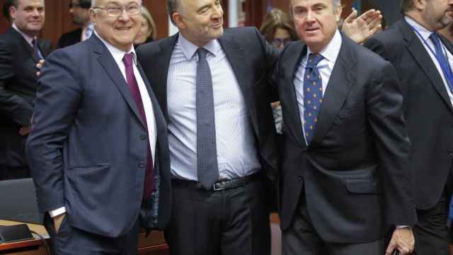 El Comisario de Finanzas, Pierre Moscovici, saluda al ministro español de Economía, Luis de Guindos, y a Michel Sapin (I), titular francés de la misma cartera / EFE