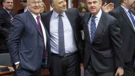 El Comisario de Finanzas, Pierre Moscovici, saluda al ministro español de Economía, Luis de Guindos, y a Michel Sapin (I), titular francés de la misma cartera / EFE