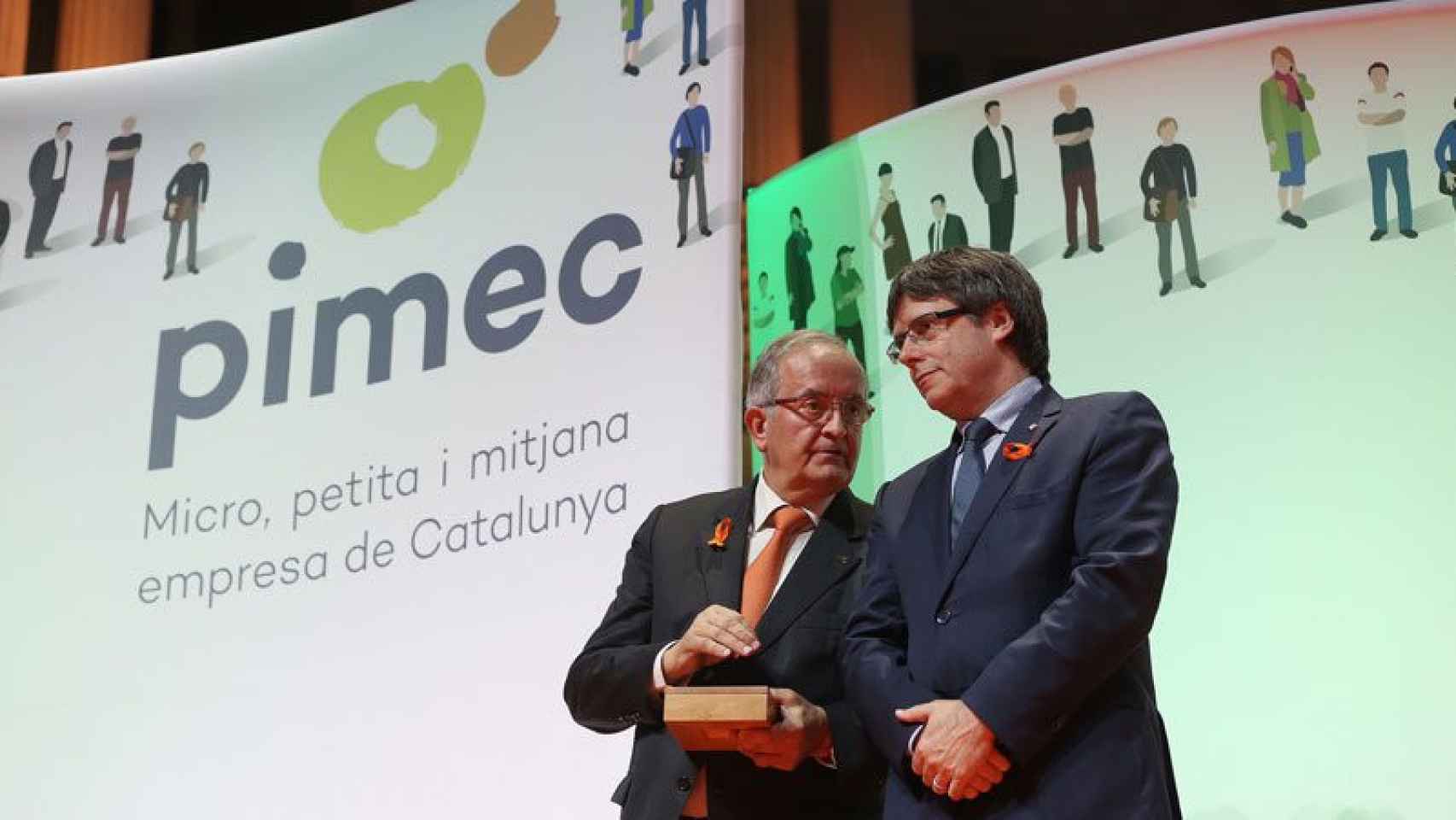 Carles Puigdemont (derecha), presidente de la Generalitat, y Josep González, líder de Pimec, en la entrega de premios de la patronal.