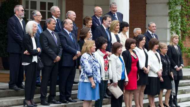 El presidente del Gobierno en funciones, Mariano Rajoy (centro), y los galardonados con la Medalla de Oro al Mérito del Trabajo.