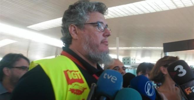 El portavoz de UGT Iberia Barcelona, Omar Minguillón, durante la huelga en El Prat / EUROPA PRESS