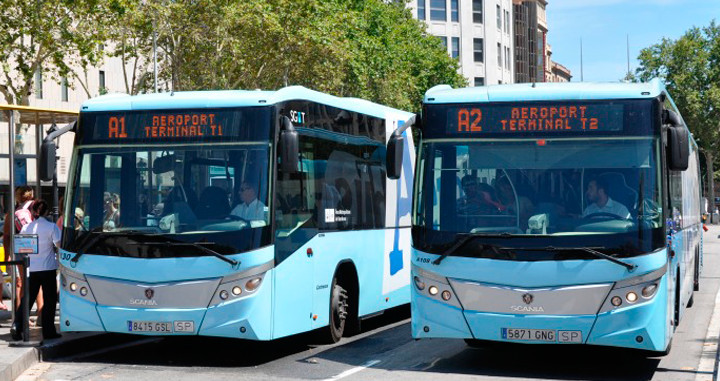 Dos vehículos del Aerobús en la plaza de Cataluña / CG