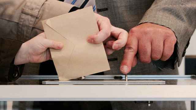 Personas votando ¿es ilegal comprar votos? / UNSPLASH