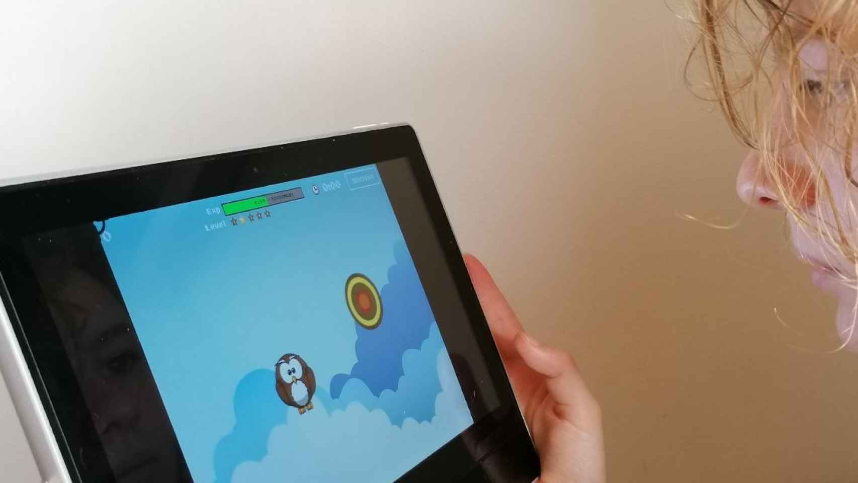 Una niña juega a BGaze Therapy, un videojuego controlado por los ojos para tratar el TDAH / BRAINGAZE