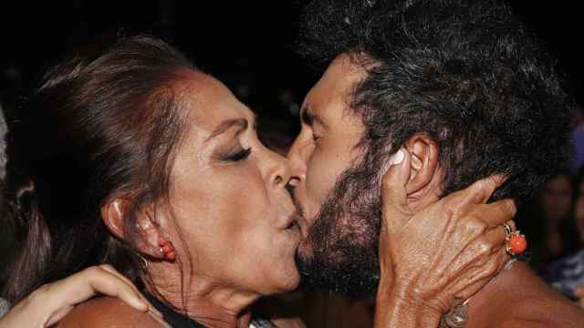 Isabel Pantoja se besa apasionadamente con Omar Montes, el exnovio de su hija Chabelita / MEDIASET