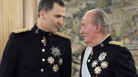 Una foto de archivo de Felipe VI y Juan Carlos I