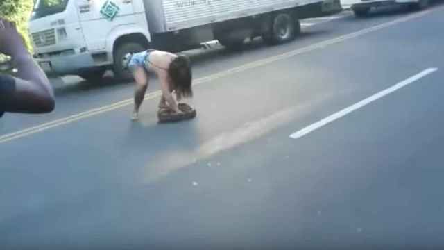 mujer atrapa anaconda