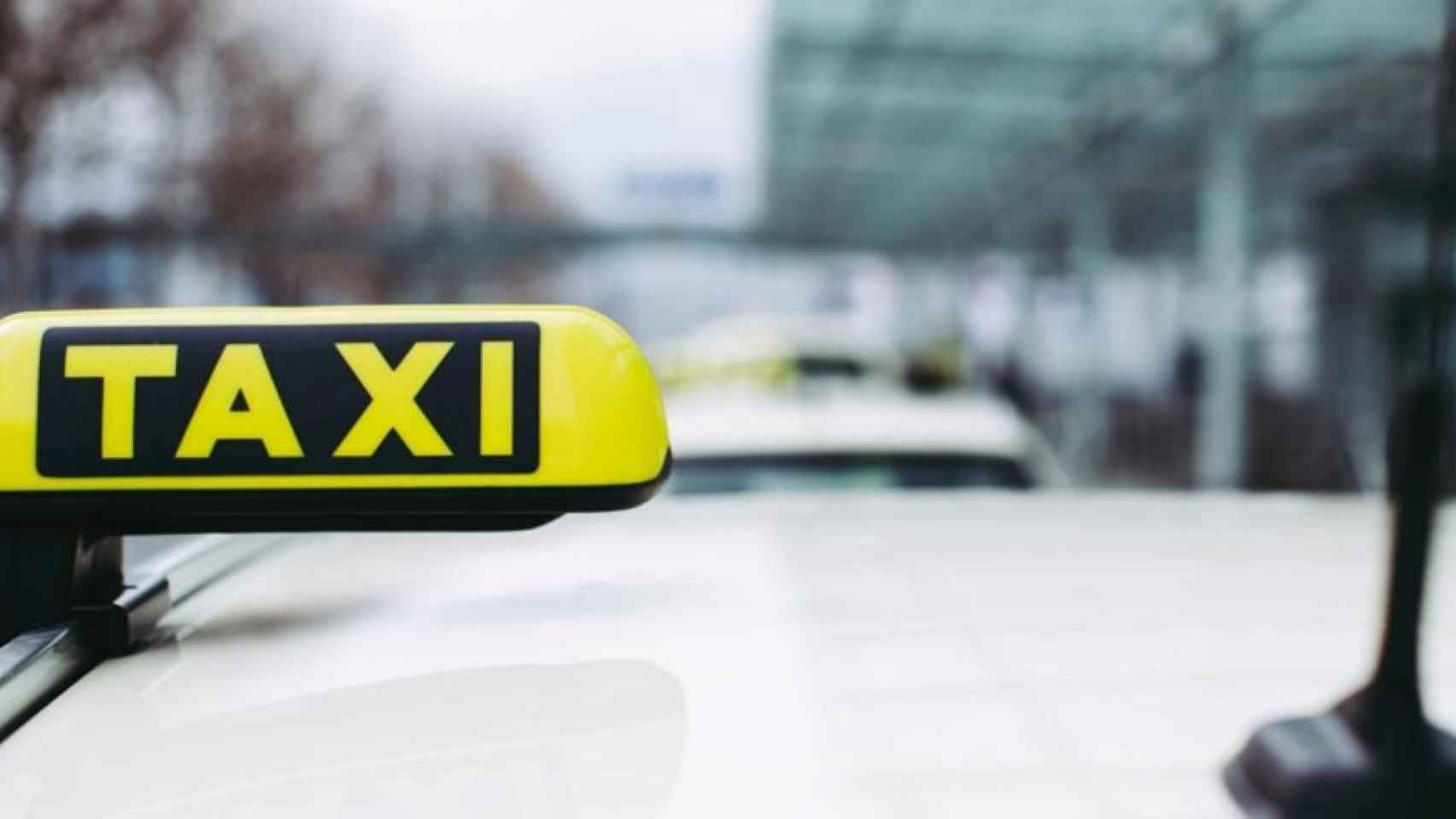 Imagen de la señal luminosa de un taxi / Markus Spiske en UNSPLASH