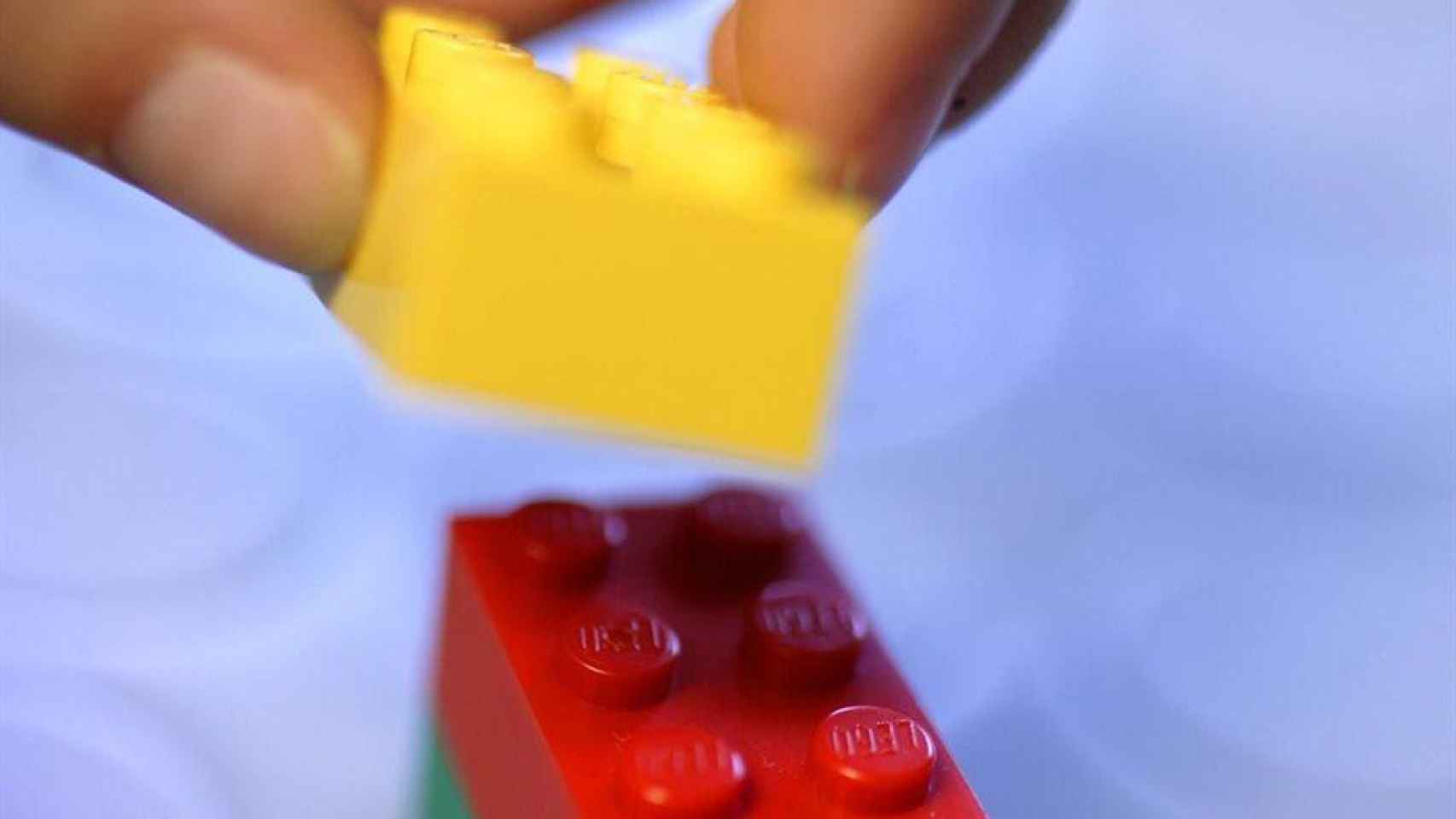 Un niño juega con piezas de Lego / EP