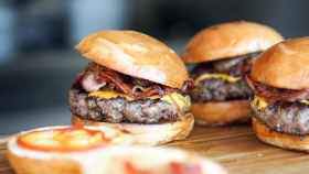 Los restaurantes con retos pueden ofrecer desafíos de comerse varias hamburguesas / UNSPLASH