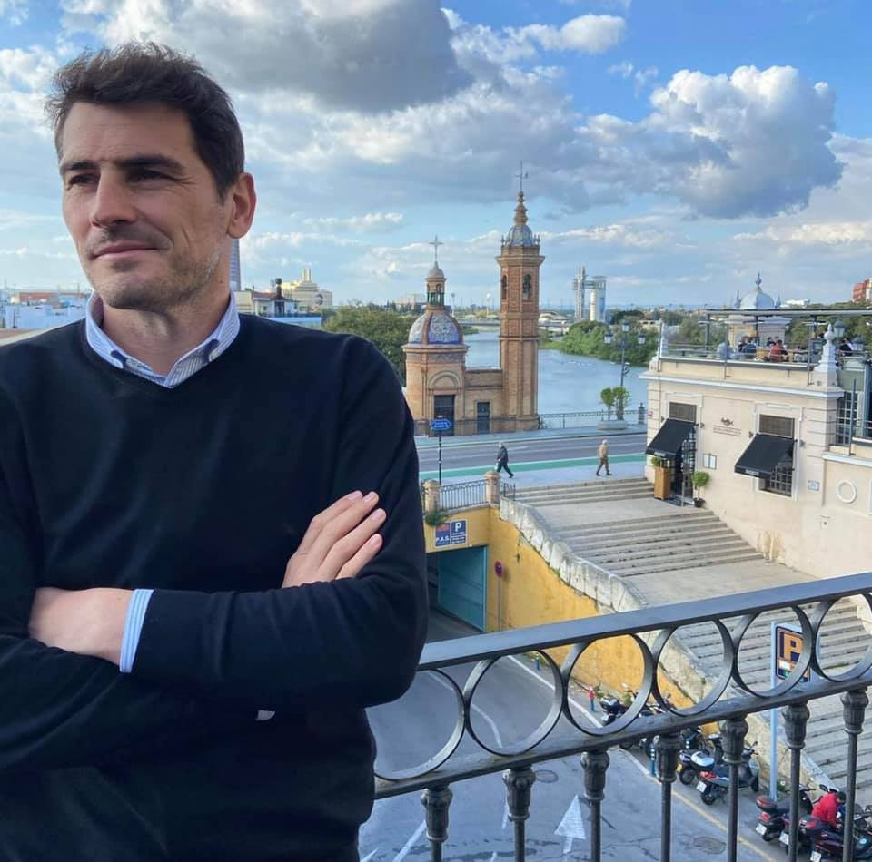 Iker Casillas posa con la ciudad de Sevilla al fondo / INSTAGRAM