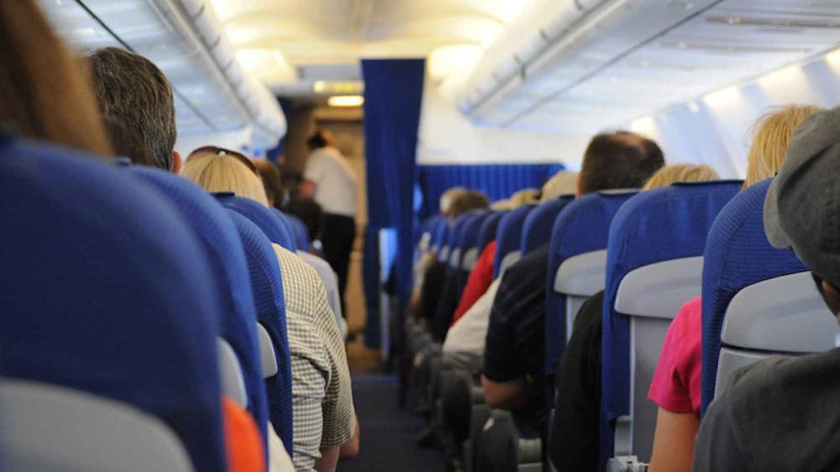 Una foto de archivo de pasajeros en un avión