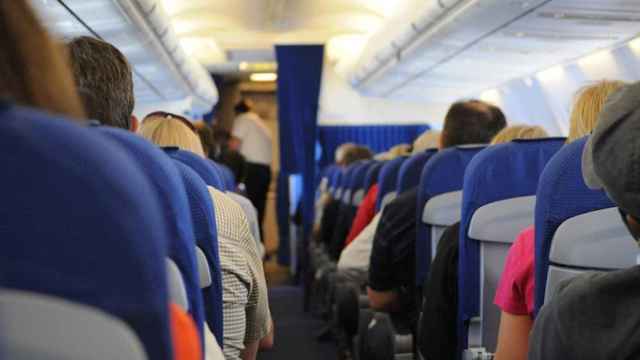 Una foto de archivo de pasajeros en un avión