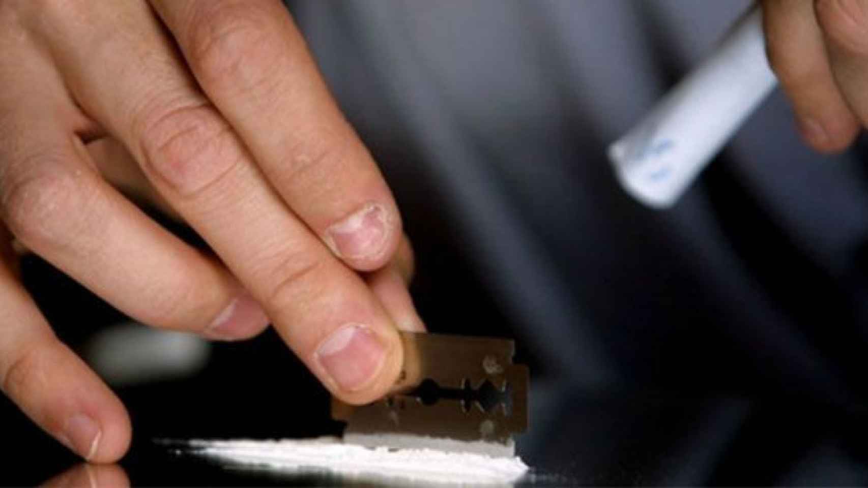 Recreación de un consumidor de cocaína en el momento de esnifar la sustancia / CG