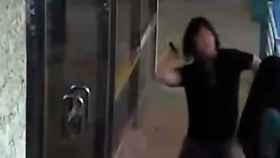 Instante de la agresión a martillazos sobre una mujer en Los Ángeles / CG