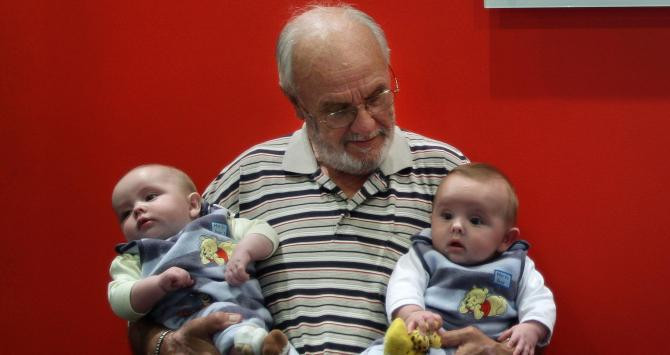Harrison con dos de los bebés a los que donó su sangre / KATE GERAGHTY