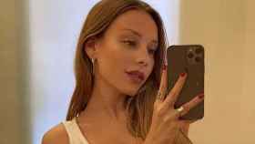 Ester Expósito se hace un 'selfie' frente al espejo / INSTAGRAM