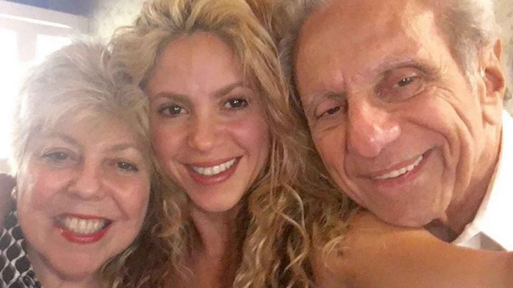 Shakira con sus padres
