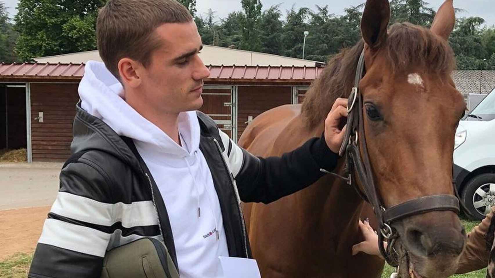 Griezmann con uno de los caballos de su yeguada
