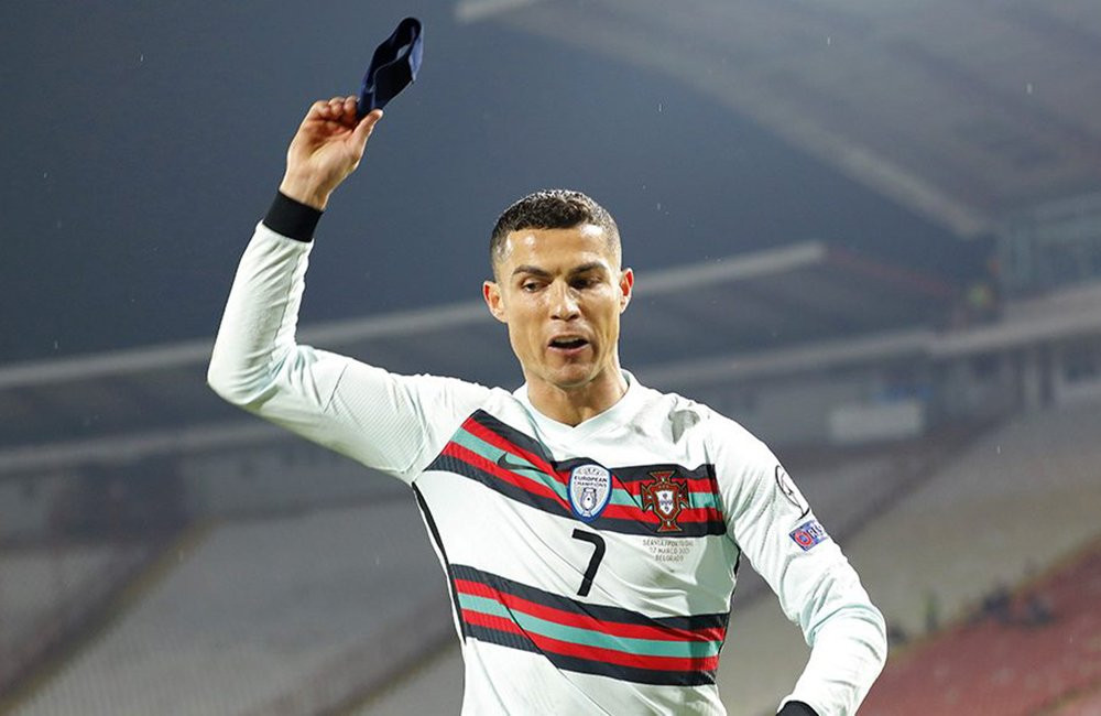Cristiano Ronaldo lanza un brazalete