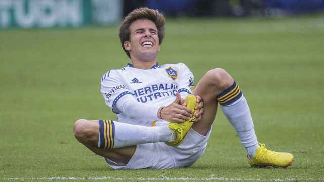 Riqui Puig, adolorido en el suelo, durante un partido en la MLS con el LA Galaxy / EFE