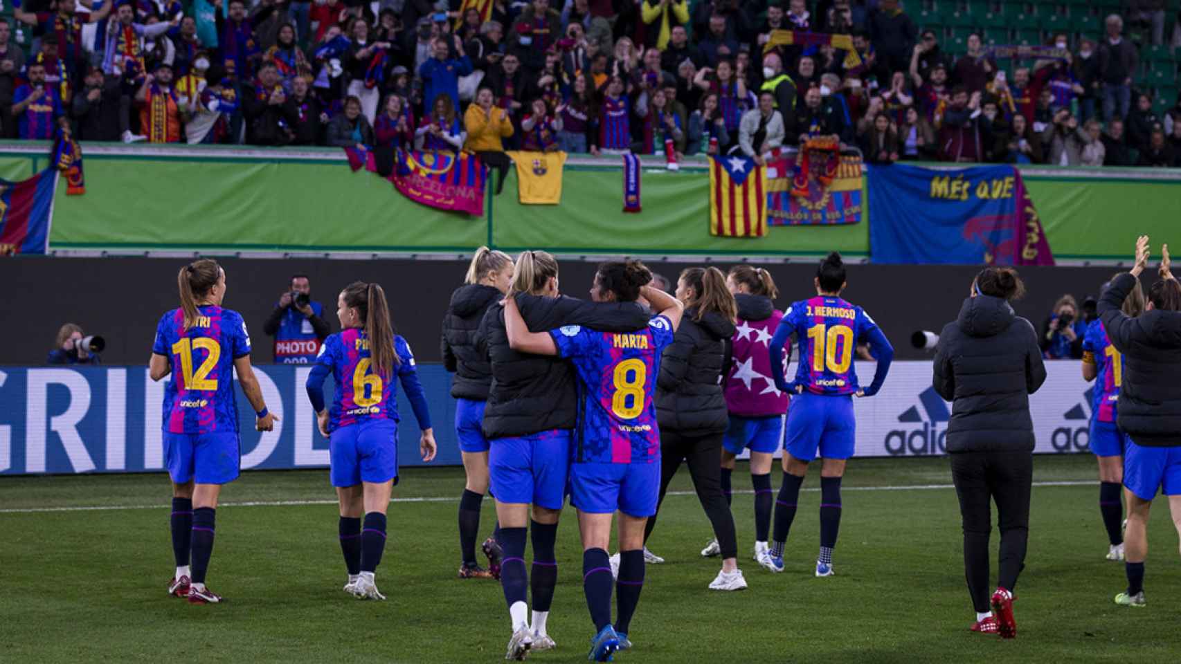 Las jugadoras del Barça Femenino, junto a la afición, en las semifinales de Champions League / FCB
