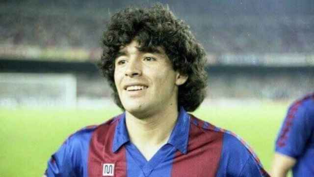 Maradona, antes de jugar un partido con el Barça / FCB