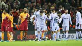 La reacción de los jugadores del Barça al lanzamiento de botellas de los aficionados del Galatasaray / EFE