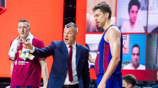 Jasikevicius dando indicaciones a Pau Gasol / FCB