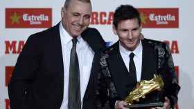 Hristo Stoichkov, en la entrega de una Bota de Oro a Leo Messi, en una imagen de archivo / EFE