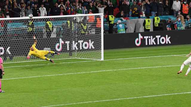 Dani Olmo fallando un penalti contra Italia / EFE